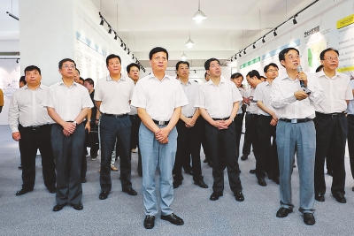河南省委副書(shū)記、省長(zhǎng)陳潤(rùn)兒等省領(lǐng)導(dǎo)在鄭州航空港經(jīng)濟(jì)綜合實(shí)驗(yàn)區(qū)智能終端(手機(jī))產(chǎn)業(yè)園調(diào)研圖