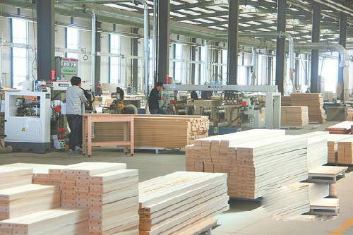 武威市涼州區招商引資項目——甘肅華一家具股份公司投資16億元建設的華一家具項目已建成投產。圖為生產車間一角。