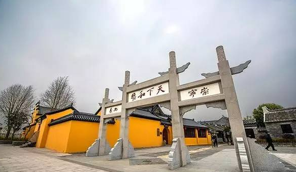 南京高淳椏溪國際慢城，游客乘坐高空熱氣球俯瞰油菜花海