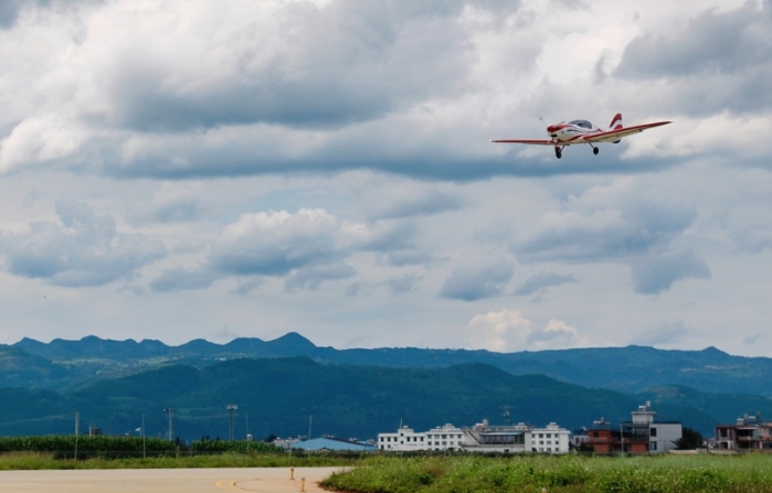 彌勒東風機場內(nèi),飛行教員正進行日常飛行培訓 彌勒東風機場內(nèi),飛行教員正進行日常飛行培訓